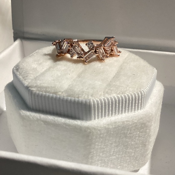 💋Beautiful Rose Gold Baguette DIamond (Lab) Cluster Band - Picture 8 of 16